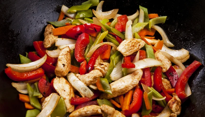 Nouilles poêlées aux légumes et au poulet