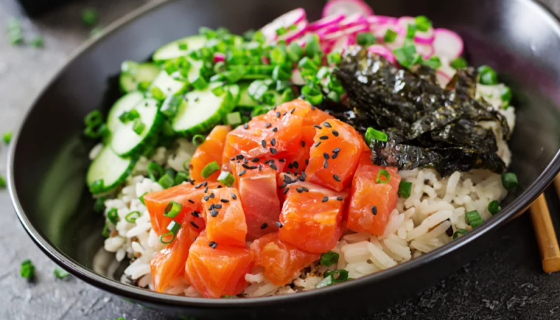 Poke bowl au saumon, concombre et radis