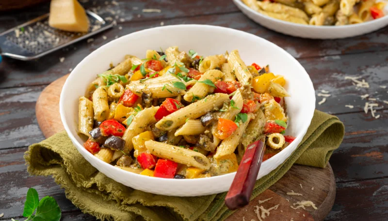Salade de pâtes aux légumes du soleil et pesto