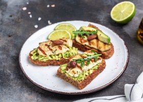 Toasts au guacamole et halloumi grillé