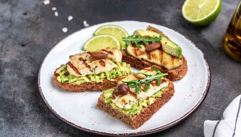 Toasts au guacamole et halloumi grillé