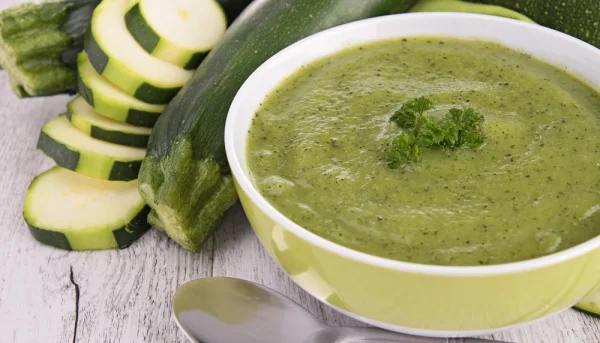 Velouté glacé de courgettes à la menthe fraîche