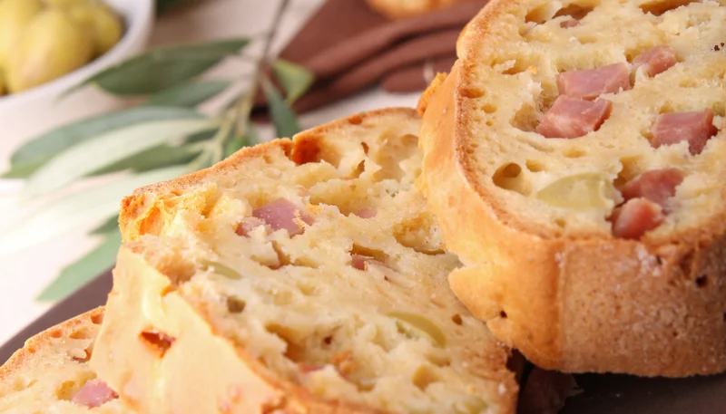Cake au jambon, olives et gruyère