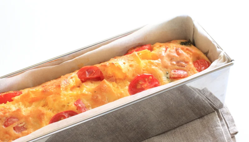 Cake aux lardons et tomates