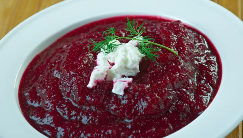 Gaspacho de betterave, tomate et fromage de chèvre