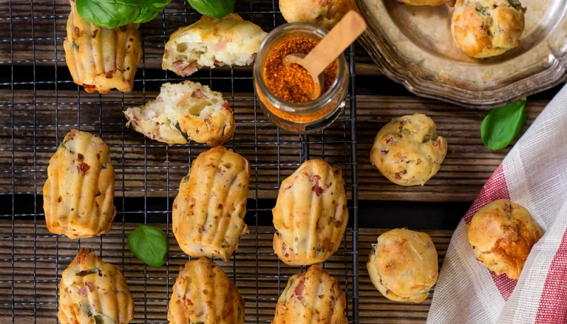 Madeleine au comté et au jambon