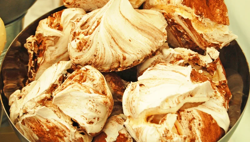 Meringues au caramel beurre salé