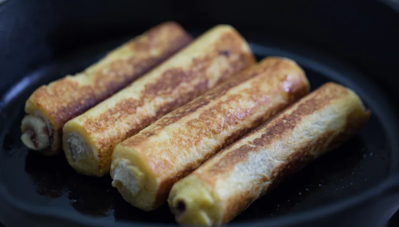 Pain perdu roulé aux poires et caramel beurre salé