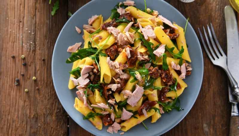 Salade de pâtes au thon et tomates séchées