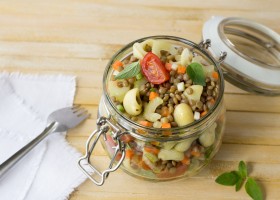 Salade de pâtes aux lentilles vertes et tomates cerises en bocal
