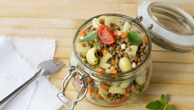 Salade de pâtes aux lentilles vertes et tomates cerises en bocal