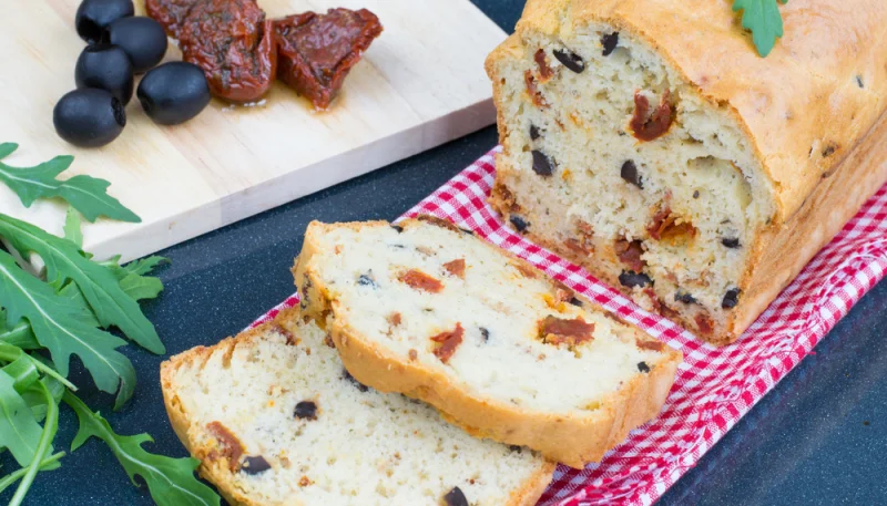 Cake aux olives et tomates séchées