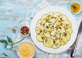 Carpaccio de courgettes à la feta, noix et citron