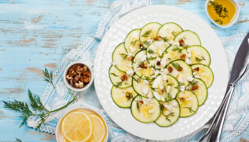 Carpaccio de courgettes à la feta, noix et citron