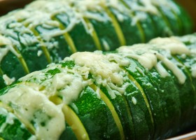 Courgettes hasselback au parmesan