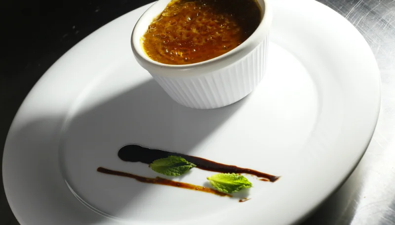 Crème brulée au chocolat, pomme et coing