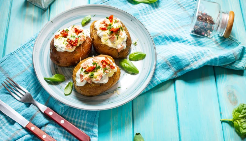 Pommes de terre farcies au bacon, crème et poivrons