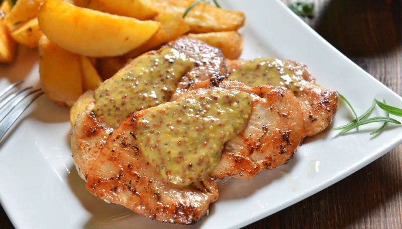 Poulet et pommes de terre avec sauce à la moutarde