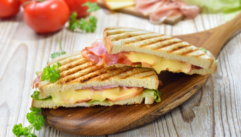 Sandwich grillé à l'emmental et à la poitrine fumée