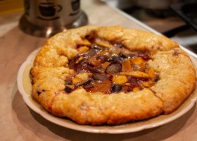 Tarte rustique aux prunes et raisin