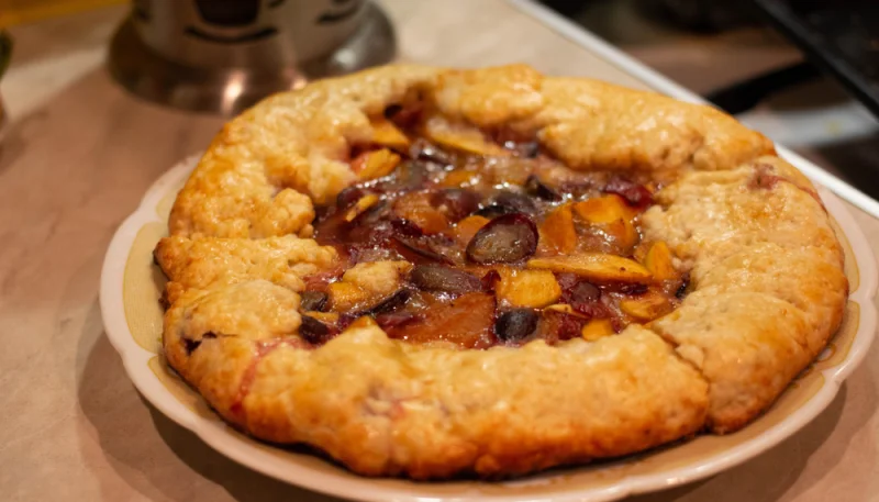 Tarte rustique aux prunes et raisin