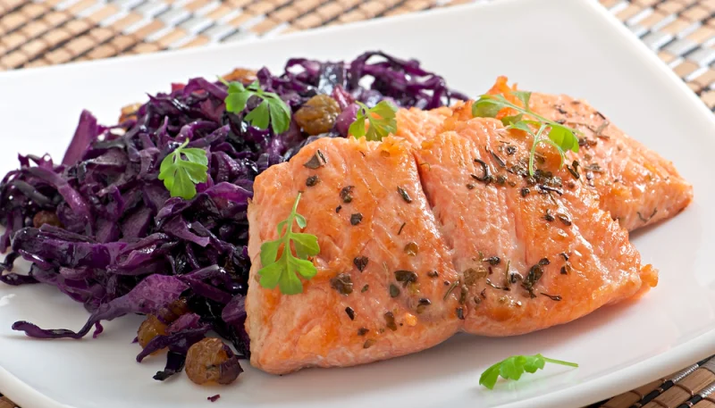 Papillotes de saumon à la compotée de chou rouge aux pommes