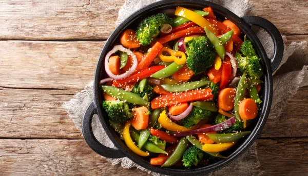 Wok multicolore de légumes