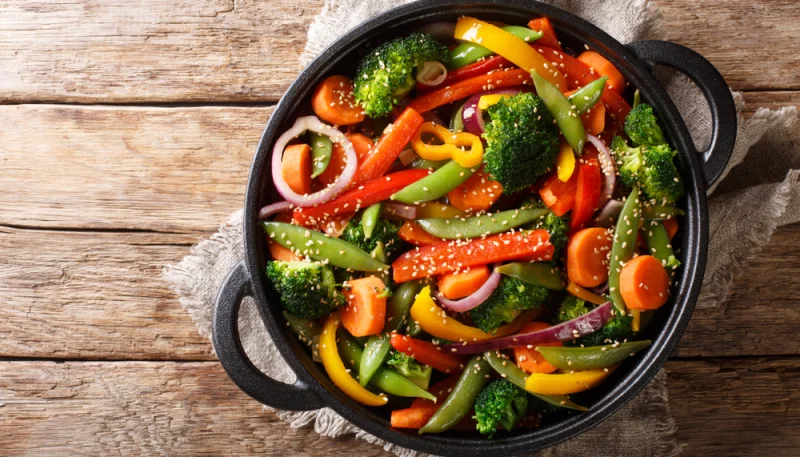 Wok multicolore de légumes