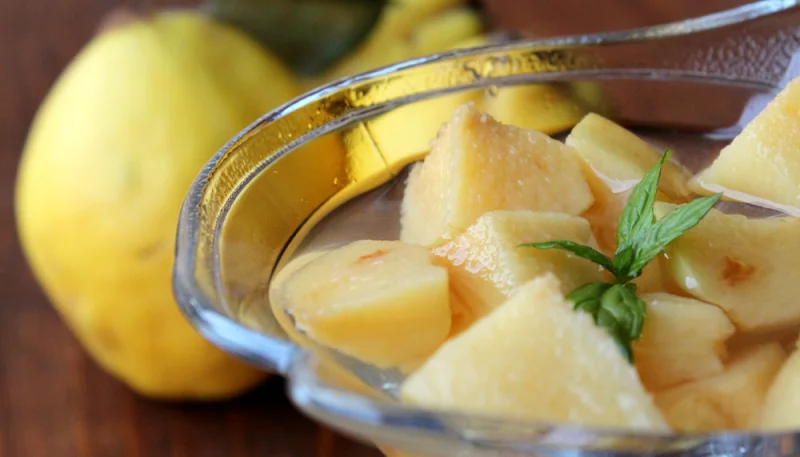 Coings pochés aux épices