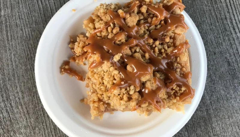 Crumble aux pommes, banane et à la noix de coco