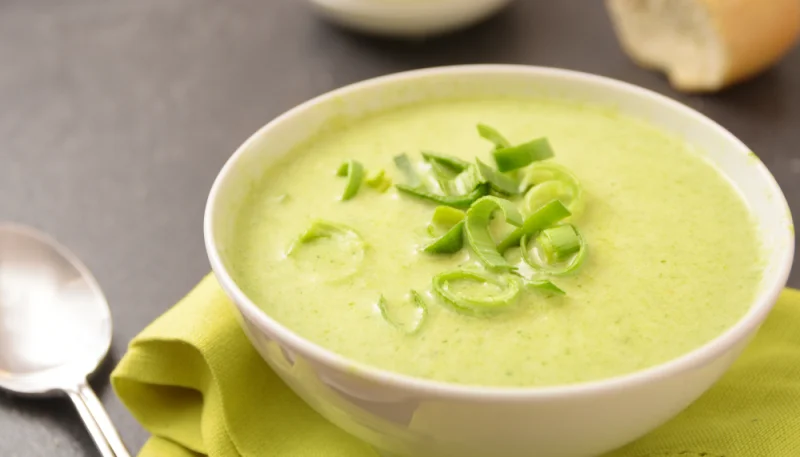 Soupe de brocoli et poireaux aux épices