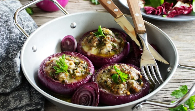 Oignons farcis au boeuf et aux noisettes