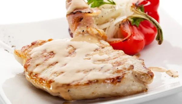 Côtes de porc à la sauce au fromage à raclette