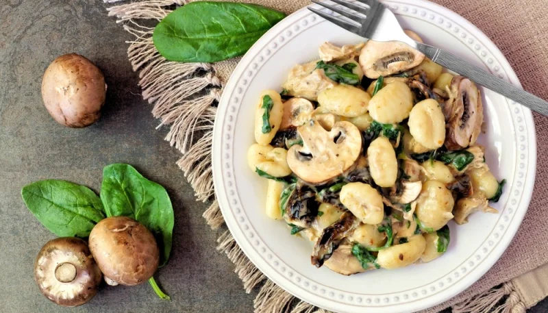 Gnocchis frais aux champignons et pousses d'épinards