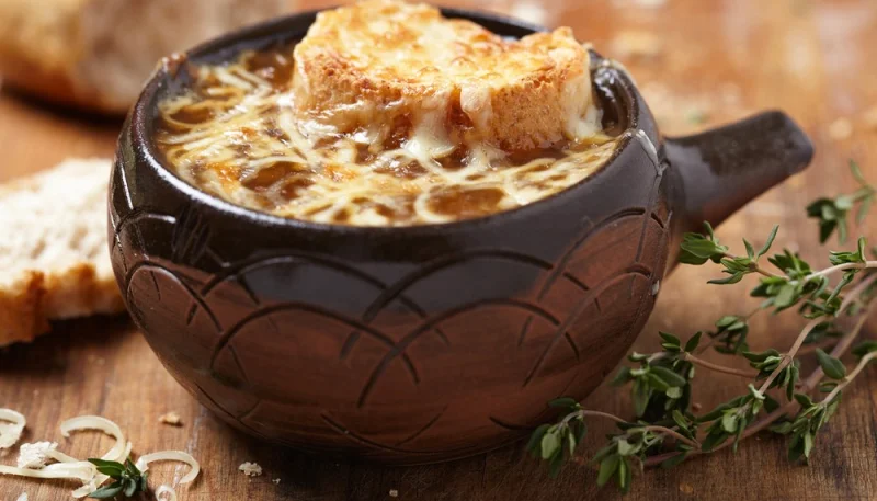 Soupe à l'oignon gratinée à la tomme des Pyrénées
