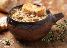 Soupe à l'oignon gratinée à la tomme des Pyrénées