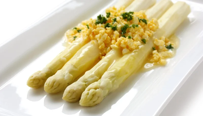 Asperges au beurre de gingembre et aux oeufs