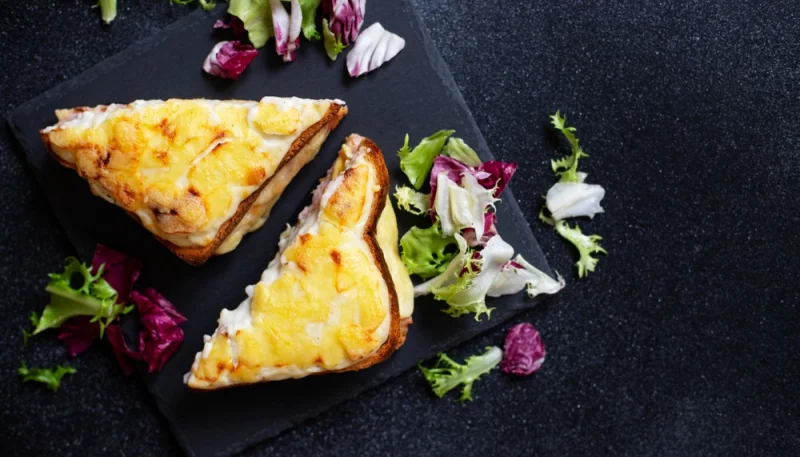 Croque-monsieur à l’avocat, épinards et mozzarella