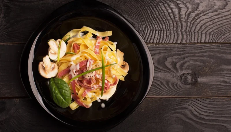 One pot pasta à la pancetta, poireaux et champignons frais