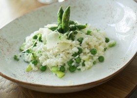 Risotto aux asperges, petits pois et fèves