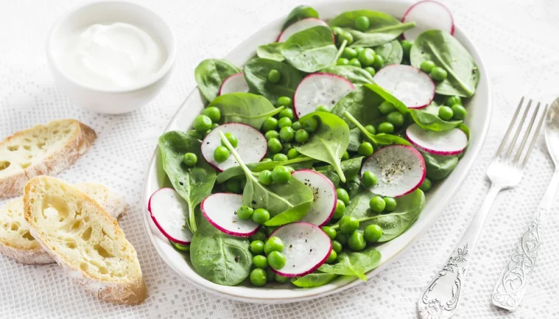 Salade de petits pois frais au mesclun