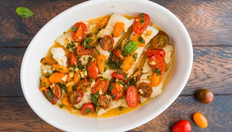 Cabillaud au vin blanc, tomates cerise et basilic