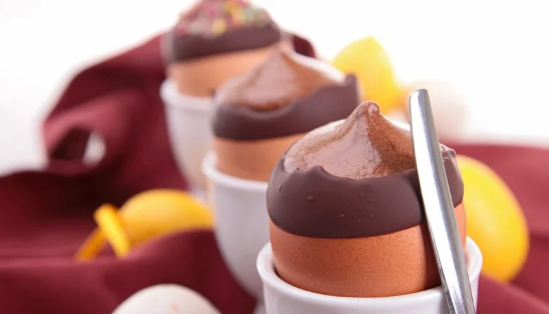 Œufs de Pâques fourrés à la mousse au chocolat