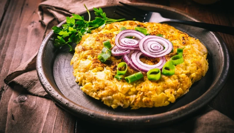 Omelette aux pommes de terre et à l’oignon