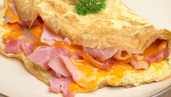 Omelette jambon fromage