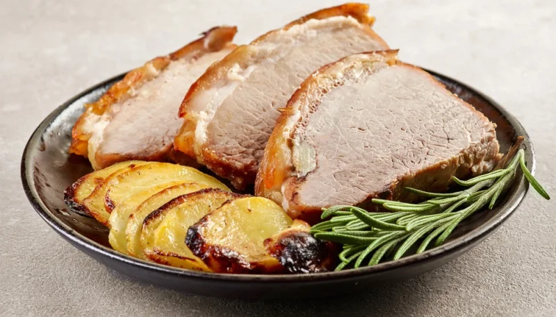 Rôti de porc au miel, romarin et pommes