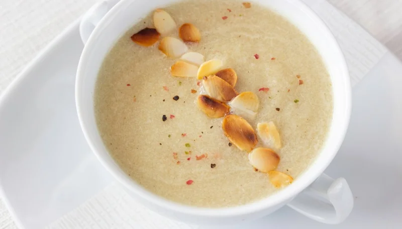 Soupe d’endives aux amandes