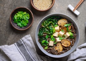 Soupe de nouilles soba au tofu et champignons
