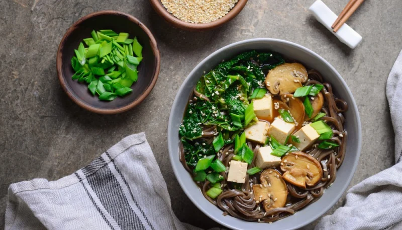 Soupe de nouilles soba au tofu et champignons