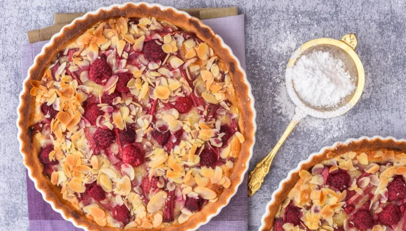 Tarte frangipane à la rhubarbe et aux framboises